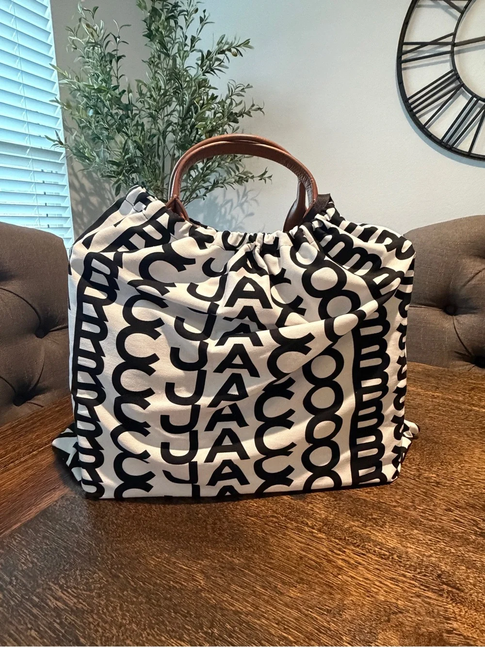 THE LEATHER MEDIUM TOTE BAG by Marc Jacobs